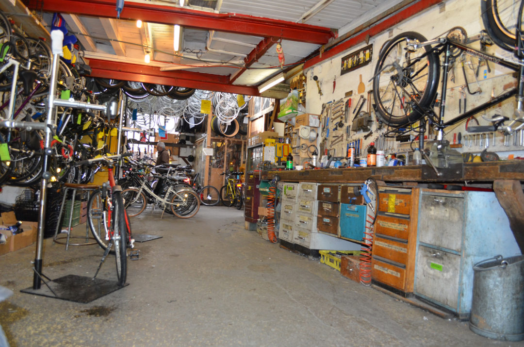 L'atelier de réparation de vélos aux Grottes à Genève